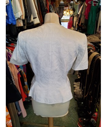 Veste courte ouvre sa boutique